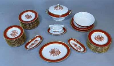 beaucoup d'assiettes et de tasses sur la table