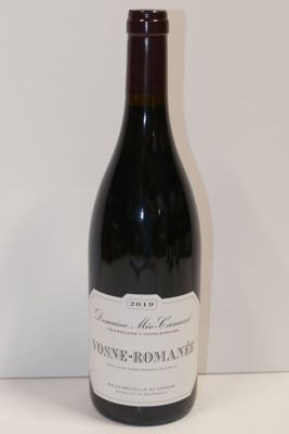 une bouteille de vin posée sur une table
