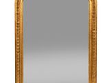 un miroir orné d'un cadre doré sur fond blanc