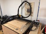 un vélo posé sur une table
