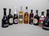 de nombreux types de bouteilles d'alcool alignés sur une table