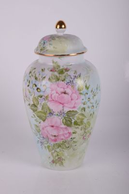 un vase blanc orné de fleurs roses et bleues