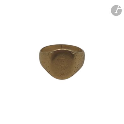 une image représentant une bague en or sur laquelle figure un visage