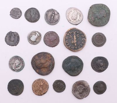 une image représentant une collection de pièces de monnaie romaines antiques posées sur une surface blanche