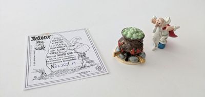 deux figurines posées sur une table à côté d'une feuille de papier