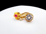 bague plaquée or, ornée de pierres roses et blanches, sur une monture blanche