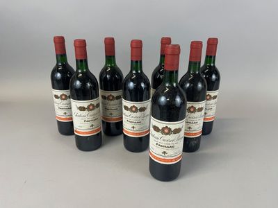 six bouteilles de vin rouge sont alignées sur une table