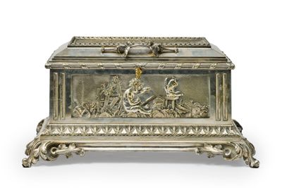 un coffret ancien en argent représentant un homme et une femme dans un jardin