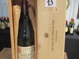 une bouteille de vin dans un coffret en bois sur une table