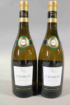 deux bouteilles de vin blanc posées l'une à côté de l'autre sur une table
