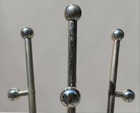 Porte-manteaux tripode à trois patères en métal chromé (photo 2)