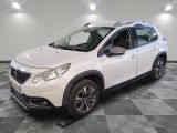 la voiture blanche est garée sur un sol en damier dans le garage