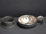 une tasse en argent et une cuillère en argent posées sur une table