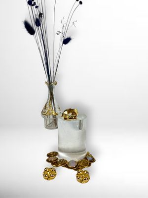 un vase contenant un bouquet de fleurs, posé sur une table
