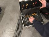 un homme qui ouvre un coffret à outils