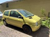 une petite voiture jaune garée devant un immeuble