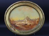 une image représentant une peinture sur une plaque en or, avec, en arrière-plan, une peinture représentant une ville