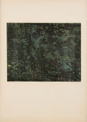 une image représentant un tableau accroché à un mur blanc, sur fond noir et vert