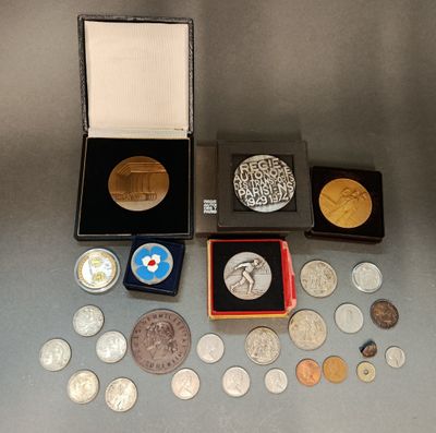 un lot de pièces de monnaie posées sur une table
