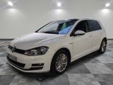 la volkswagen golf blanche est garée sur un carrelage à carreaux
