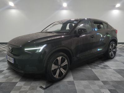 un SUV Volvo noir garé dans un garage au sol carrelé