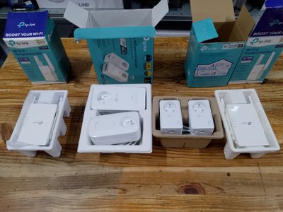 de nombreuses télécommandes Wii posées sur une table en bois