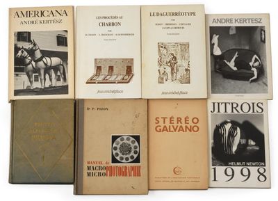 plusieurs livres sont empilés sur une surface blanche