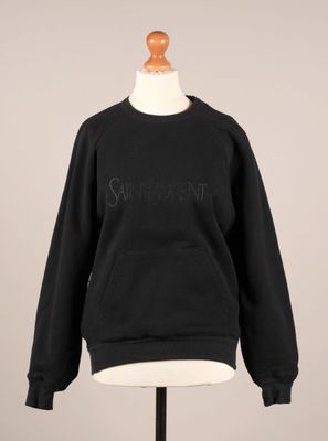 un sweat-shirt noir posé sur un support de mannequin, avec un mannequin blanc