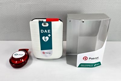 un objet rouge et blanc posé à côté d'une boîte blanche