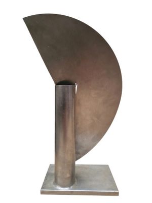 une image représentant une sculpture métallique sur fond blanc