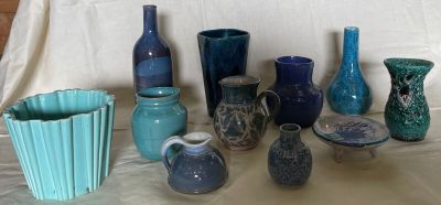 a lot of different vases that are on the table