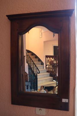 un miroir accroché au mur au-dessus d'un lavabo