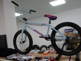 un vélo posé sur une table dans une pièce