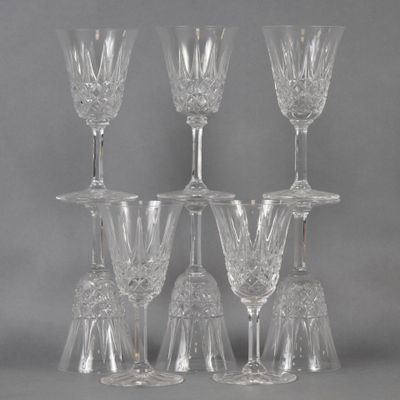 six verres à vin en cristal empilés les uns sur les autres sur une table