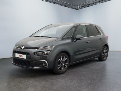 Une Citroën grise est garée dans une grande pièce