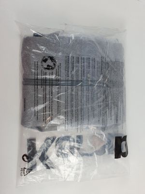 un sac de vêtements posé sur une table