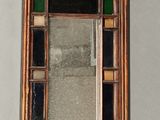 un miroir accroché au mur d'une pièce