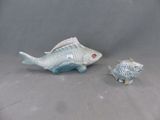 deux figurines représentant un poisson et un poisson posé sur une table
