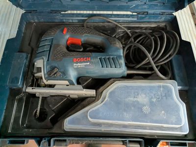 une boîte à outils bleue avec des outils à l'intérieur