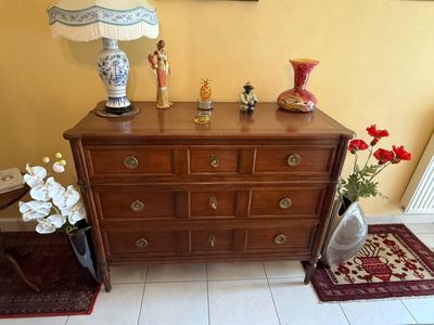 Commode de style Louis XVI et son contenu de linge