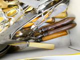 beaucoup d'ustensiles et de cuillères dans une boîte