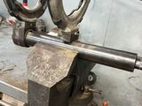 une photo d'un établi dans un atelier, avec des outils accrochés au mur