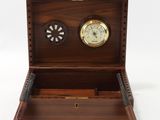 une petite boîte en bois avec une horloge à l'intérieur