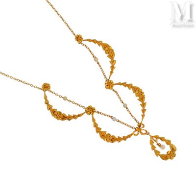 une image représentant un collier en or orné d'un motif floral