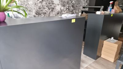 Comptoir d'accueil en stratifié noir composé de 2 parties en…