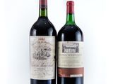deux bouteilles de vin rouge posées l'une à côté de l'autre sur une surface blanche