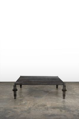 une pièce vide avec un banc en bois au milieu