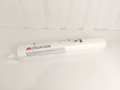 un gros plan d'un rouleau de papier blanc posé sur une surface blanche