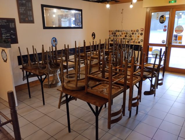 13 tables piètement métal laqué noir et plateau finition rustique...