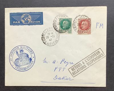une vieille enveloppe avec des timbres et un tampon postale dessus